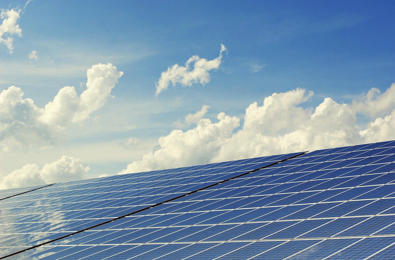 découvrez comment les centres de données intègrent les énergies renouvelables pour réduire leur empreinte carbone et promouvoir un avenir durable.