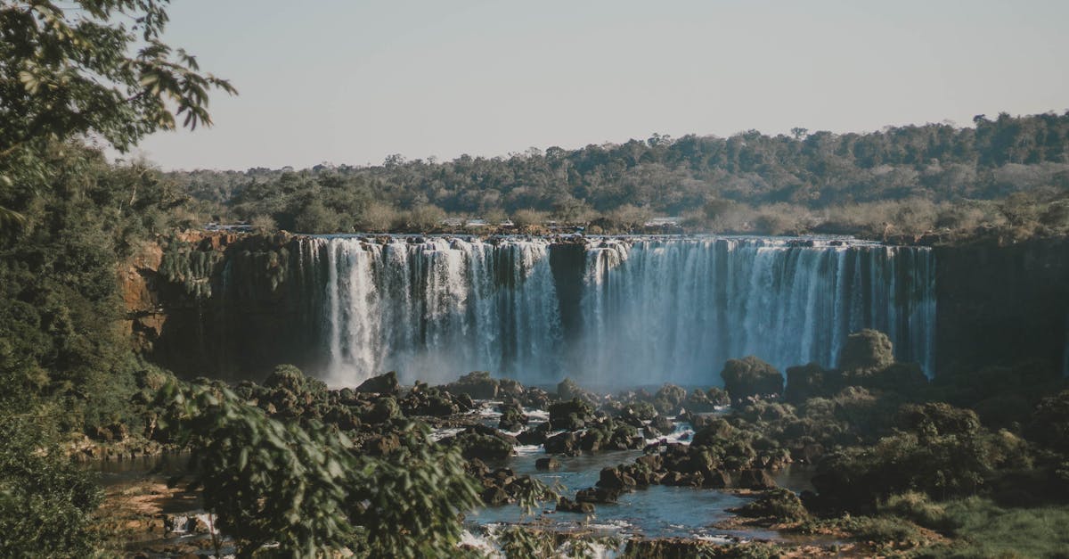 découvrez l'hydroélectricité, une source d'énergie renouvelable essentielle qui exploite la puissance des cours d'eau pour produire de l'électricité. apprenez comment cette technologie durable contribue à réduire les émissions de carbone et à promouvoir un avenir énergétique plus vert.