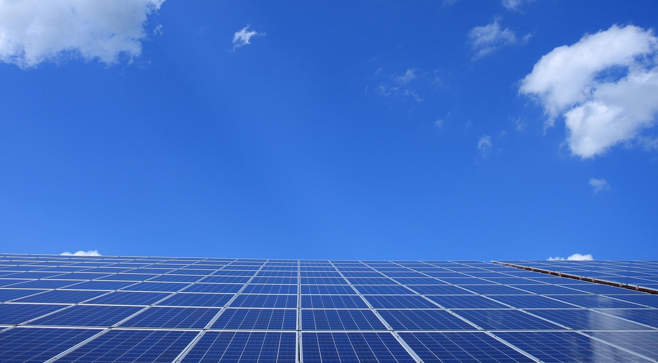 Mise en place du panneau solaire éco-responsable Jinko Neo Green