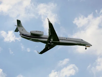 Dans le tumulte, les ultra-riches désertent Dubaï à bord de jets privés polluants