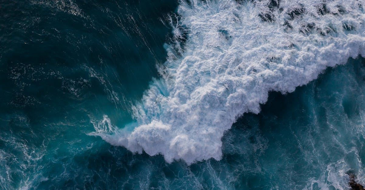 découvrez l'énergie marine, une source d'énergie renouvelable prometteuse qui exploite la puissance des océans, des vagues et des marées pour produire de l'électricité durable. explorez les technologies innovantes et les avantages écologiques de cette ressource naturelle inestimable.
