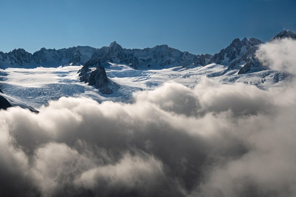 d&eacute;couvrez les glaciers, ces impressionantes formations de glace qui sculptent nos paysages et t&eacute;moignent des changements climatiques &agrave; travers le monde.
